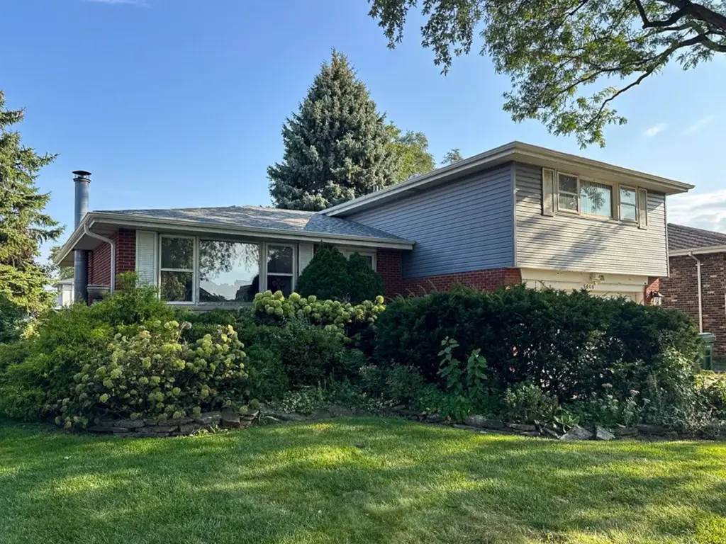 Split-level home in Bolingbrook, Illinois with a long, low asphalt shingle roof