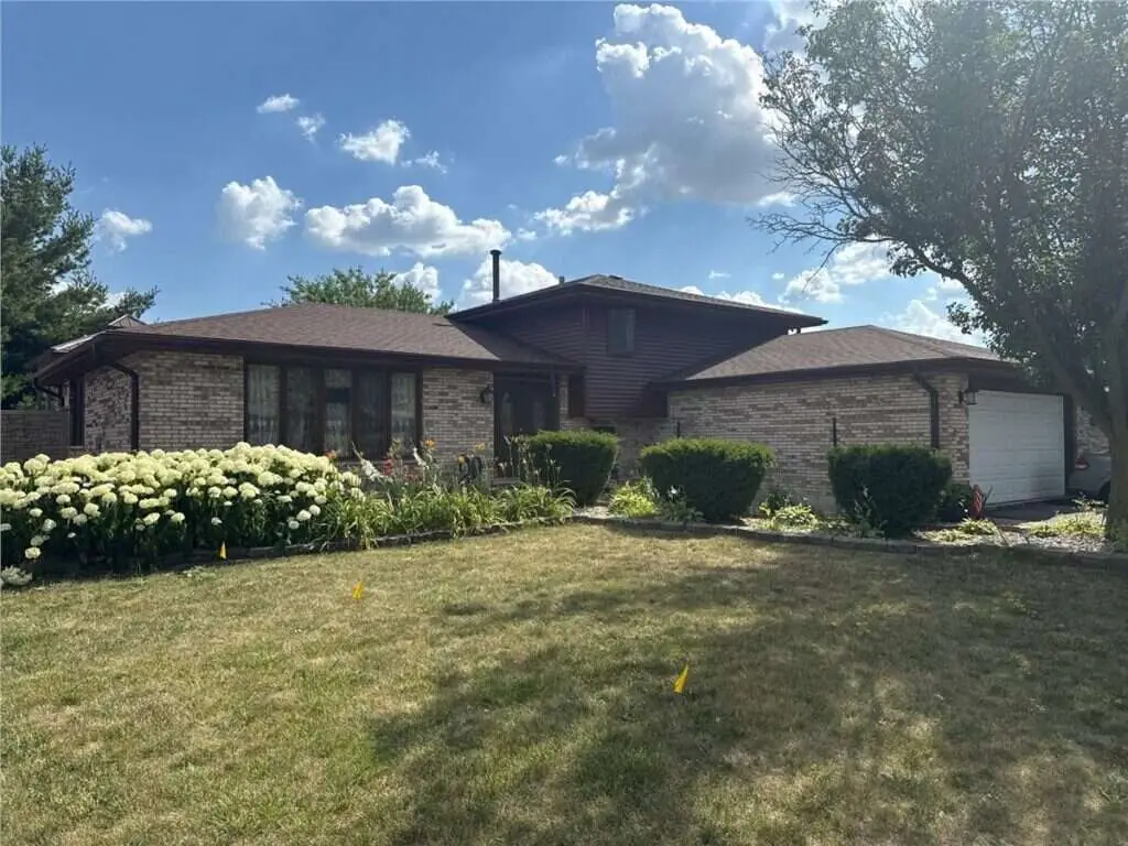 CertainTeed Landmark Burnt Sienna roof with siding and gutters on West 157th Street in Orland Park, IL