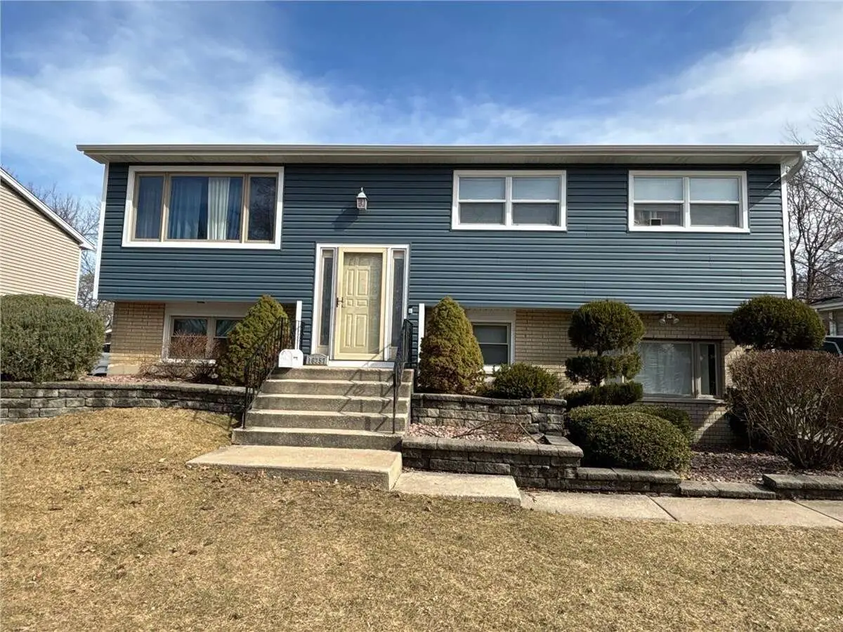 Bi-level home on Olcott Avenue in Tinley Park, IL with a CertainTeed Landmark Weathered Wood roof, siding and gutters